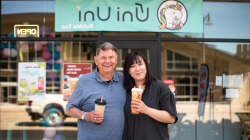 范妮·Xe和导师保罗·多兹尔站在Uni Uni珍珠奶茶店外